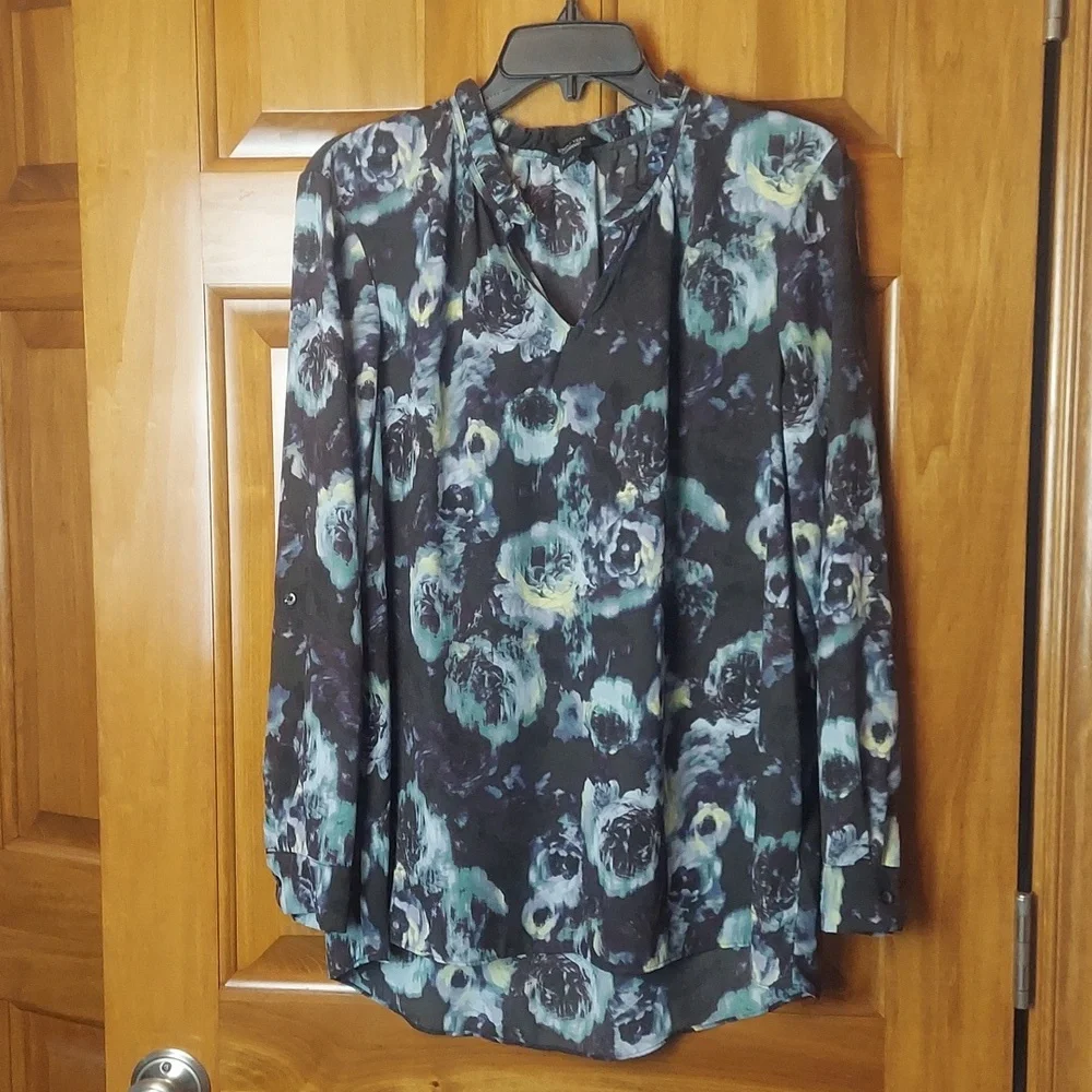 * Simply Vera VeraWang Soft Chiffon Floral Black,  Blue Blouse, Size M, Like New